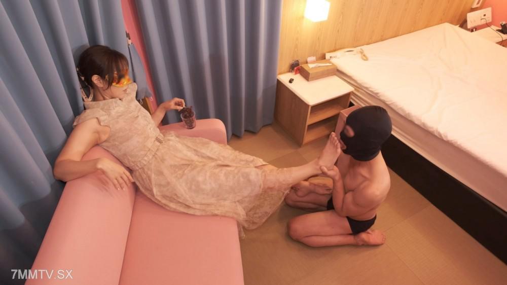 [Uncensored]fc2-ppv 4975129 [Uncensored x Personal Shooting] ★Mature Woman Series★ Will the M man who is fed by the female wife with her feet become a queen's pet? | FC2 Electronic Market